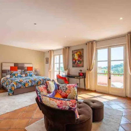 Charming House With Swimming Pool Holiday home *